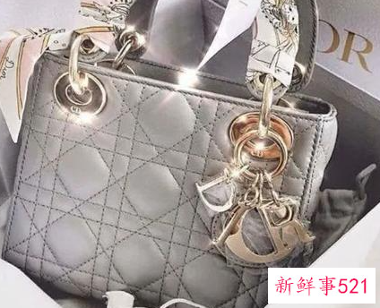 包包怎么系丝巾