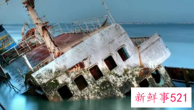 梦到船沉了自己游上岸了