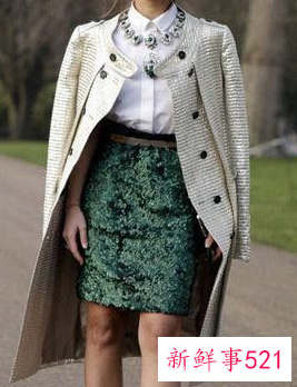 墨绿色百褶长裙配上衣图