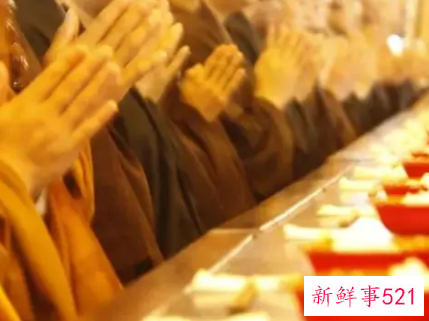 梦见寺庙里吃东西