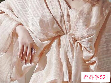 什么颜色的衣服穿着显白女