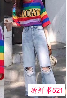 浅蓝色微喇牛仔裤配什么上衣