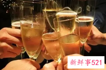 梦见去世的父亲到酒给我