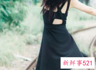 黑色裙子配小白鞋好看吗