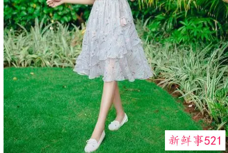 花色连衣裙搭什么鞋子好看