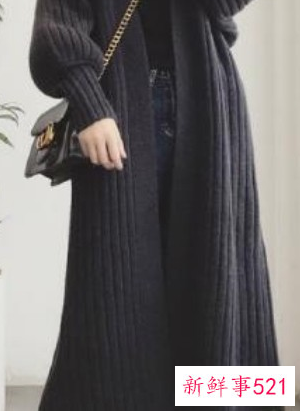 针织开衫配运动裤