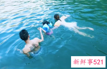 梦到自己和很多人在水里游泳