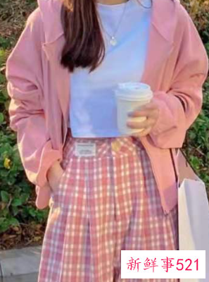 暗粉色上衣配什么颜色裤子好看