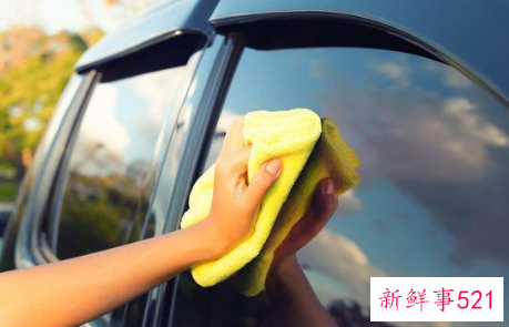 怎么擦汽车玻璃又快又干净不留水痕
