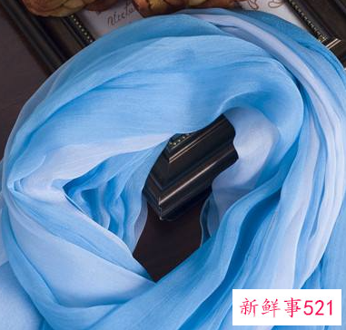 浅蓝色围巾适合什么肤色