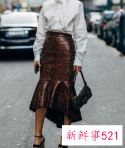 秋冬长款皮裙怎么搭配