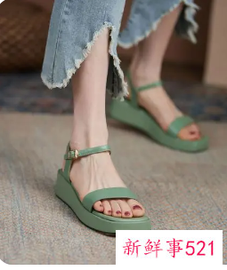 夏天穿什么材质的凉鞋凉快