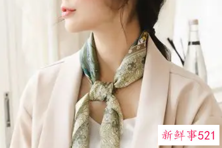 秋天丝巾怎么搭配衣服