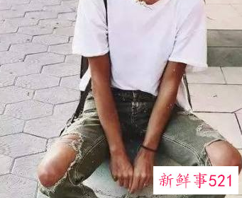 纯白t恤怎么搭配