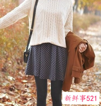 白色毛衣配什么色