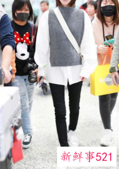 v领毛衣里面配衬衫