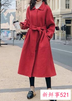 红色大衣搭什么颜色衣服