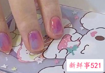 指甲涂什么颜色显手白