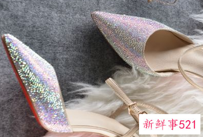 黑色裙子配小白鞋好看吗