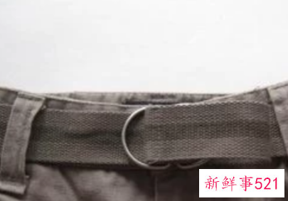 大衣双环扣腰带怎么系