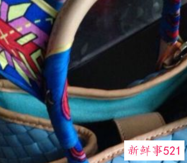 包包怎么系丝巾