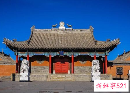 梦见寺庙里吃东西