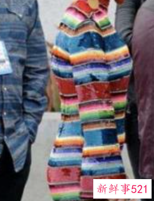 胸前有褶皱的衣服显胸大吗