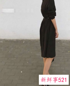 黑色裙子配小白鞋好看吗