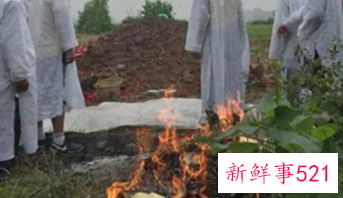 梦见自己看见别人戴孝