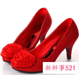 梦见高跟鞋跟在前面