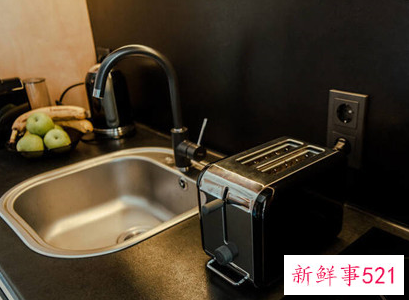 灶台挨着水槽怎么破解