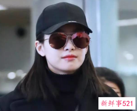 黑色大衣配什么帽子呢