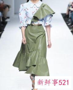 秋冬长款皮裙怎么搭配