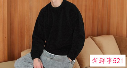 圆领毛衣里面怎么搭