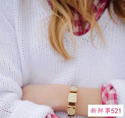 白色毛衣配什么色