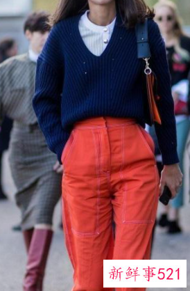 v领毛衣里面配衬衫