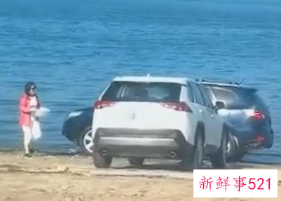 山东俩车主在海边用海水为爱车做盐浴