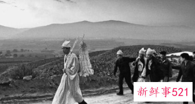 梦见自己看见别人戴孝