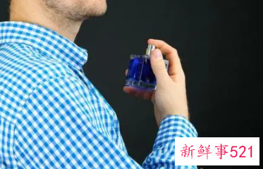 男生突然喷香水暗示什么