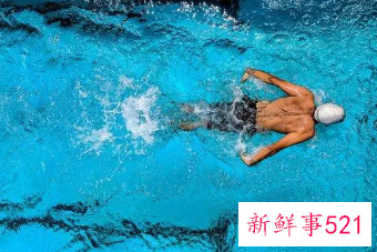 梦到自己和很多人在水里游泳