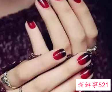 手黑美甲什么颜色好看