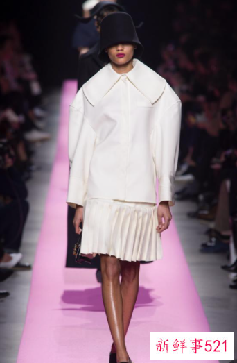 黑色大衣配什么帽子呢