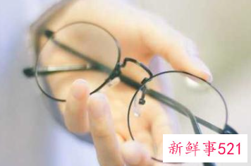 女生怎样戴眼镜好看