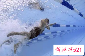 梦见和好多人一起游泳是什么意思