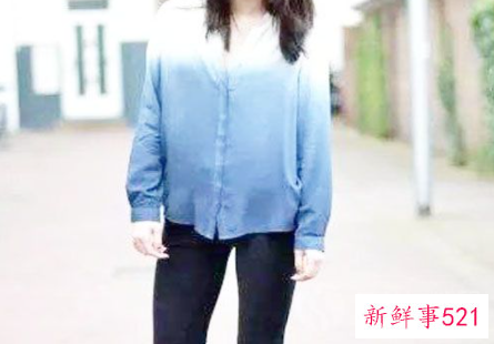 白色紧身裤子要搭配什么样的上衣