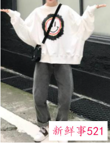 白色卫衣配什么裤子好看女