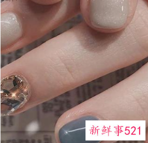 指甲涂什么颜色显手白