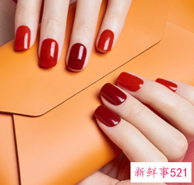 手黑美甲什么颜色好看