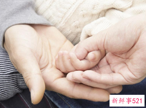 婴儿拉屎白色怎么回事