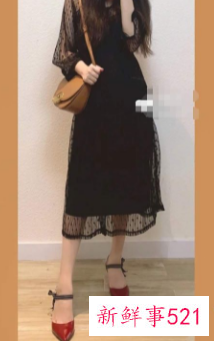 黑色裙子配小白鞋好看吗